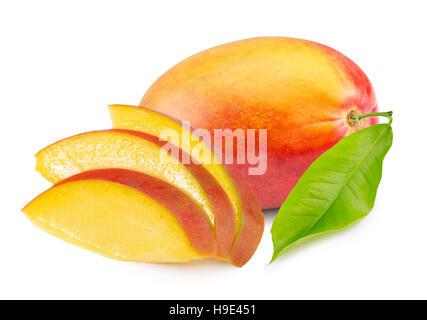 Mango mit Scheiben auf dem weißen Hintergrund isoliert. Stockfoto