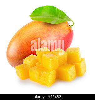 Mango mit Cube-Scheiben auf dem weißen Hintergrund isoliert. Stockfoto