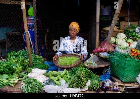 Verkauf von frischem Gemüse auf dem Markt in Semarang Indonesierin. 9. Januar 2014 - Java, Indonesien Stockfoto