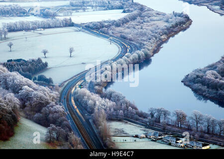 Winter Straßen und Bodenfrost, Winter Blick auf die mäandernden Fluss Tay von Kinnoull Hill, in der Nähe von Perth, Perthshire - Schottland, Großbritannien Stockfoto