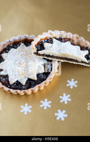 Weihnachten-Hackfleisch-Kuchen, mit einem Stern verziert und mit Puderzucker auf Goldgrund abgestaubt Stockfoto