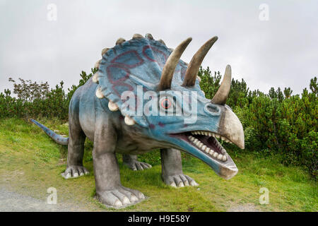 Unterhaltung und Abenteuer mit Dinosauriern in Triassic Park auf der Steinplatte, Österreich, Tirol, Waidring Alpen. Stockfoto