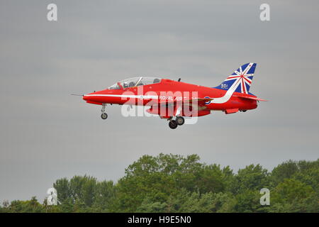 Die Red Arrows durchgeführt ihre Anzeige bei der Royal International Air Tattoo RIAT 2014 in Fairford, Stockfoto