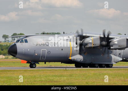 Der Royal International Air Tattoo 2014 vorgesehen eine große Anzeige der modernen militärischen und zivilen wie der Airbus A400M Stockfoto