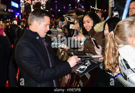 Brad Pitt gibt Autogramme, während die "Alliierten" UK Premiere im Odeon Leicester Square, London. Stockfoto