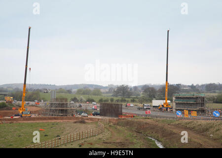 Bau einer neuen Brücke für die A46 über Autobahn M40, Oxfordshire, Vereinigtes Königreich erstrecken. Schalung für Brückenpfeiler und 2 Kräne zeigt Stockfoto