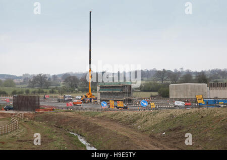 Bau einer neuen Brücke für die A46 über Autobahn M40, Oxfordshire, Vereinigtes Königreich erstrecken. Schalung für Brückenpfeiler und Kran zeigt Stockfoto