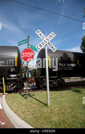 Mount Dora Florida USA - Eisenbahn Güterzug schleppen Flüssigkeit tragen LKW überfahren unbemannte Kreuzung Stockfoto