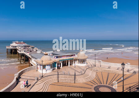 Der Pier und Strand in Cromer, Norfolk, England, Großbritannien, Uk Stockfoto