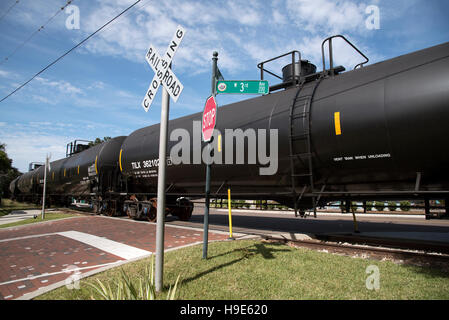 Mount Dora Florida USA - Eisenbahn Güterzug schleppen Flüssigkeit tragen LKW überfahren unbemannte Kreuzung Stockfoto