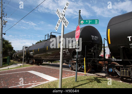 Mount Dora Florida USA - Eisenbahn Güterzug schleppen Flüssigkeit tragen LKW überfahren unbemannte Kreuzung Stockfoto