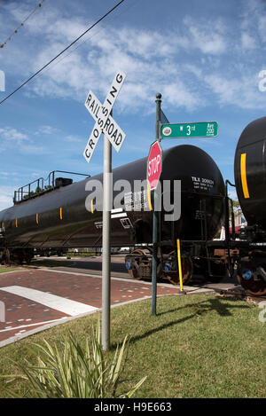 Mount Dora Florida USA - Eisenbahn Güterzug schleppen Flüssigkeit tragen LKW überfahren unbemannte Kreuzung Stockfoto