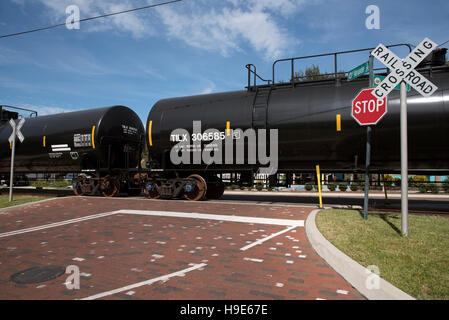 Mount Dora Florida USA - Eisenbahn Güterzug schleppen Flüssigkeit tragen LKW überfahren unbemannte Kreuzung Stockfoto