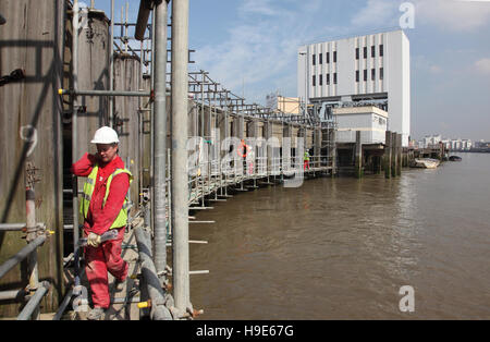 Wartungsarbeiten erfolgt die Unterstützung der Fahrzeugträger Woolwich Fähre in der Gezeiten-Themse Betonrahmen Stockfoto