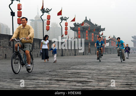 Bibycle Fahrt rund um den alten Xian Stadt Great Wall, Shaanxi, China Stockfoto