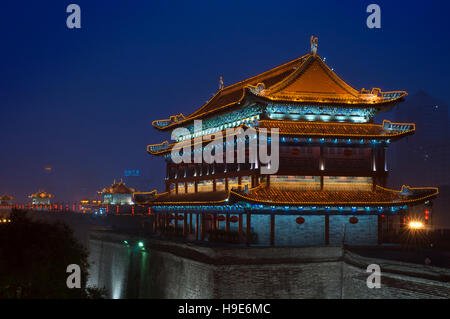 Low Angle View des alten Stadttor Wand Xian und Turm, Shaanxi, China Stockfoto