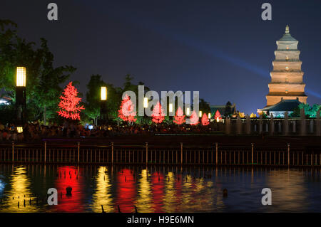 Beleuchtete Wasser zeigen bei 1300 Jahre alten großen Wildgans-Pagode in Xian, Shaanxi, China, Asien. Stockfoto