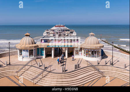 Der Pier und Strand in Cromer, Norfolk, England, Großbritannien, Uk Stockfoto