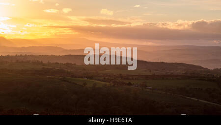 Herbst Sonnenuntergang über den Brecon Beacons National Park von den Hängen des Heu Bluff in der Nähe von Hay-on-Wye, Wales, UK Stockfoto