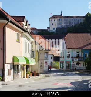 Gmina Skofja Loka, Skofja Loka, Slowenien, 25. September 2016: Kapuziner-Markt. Im Hintergrund auf dem Hügel ist Bischöfe Schloss Stockfoto