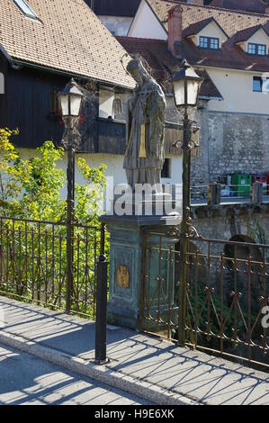 Gmina Skofja Loka, Skofja Loka, Slowenien, 25. September 2016: Statue des Heiligen Johannes von Nepomuk auf der Brücke der Kapuziner. Stockfoto