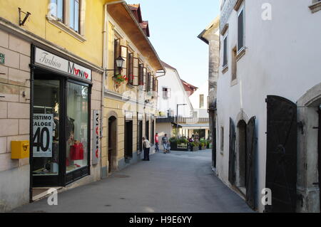 Gmina Skofja Loka, Skofja Loka, Slowenien, 25. September 2016: Altstadt, Mestni Trg. Manche Menschen sind auf der Straße sichtbar. Stockfoto