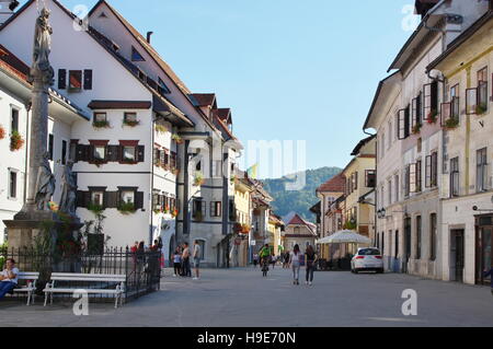 Gmina Skofja Loka, Skofja Loka, Slowenien, 25. September 2016: Altstadt, Mestni Trg (Stadtplatz). Typische Gebäude. Stockfoto