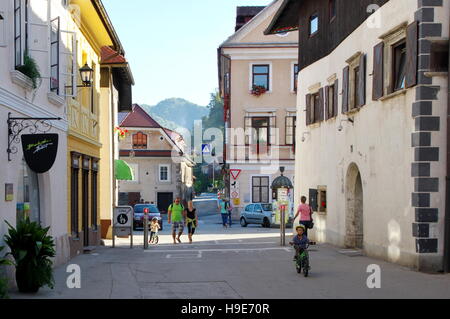 Gmina Skofja Loka, Skofja Loka, Slowenien, 25. September 2016: Altstadt, Mestni Trg (Stadtplatz). Typische Gebäude. Stockfoto