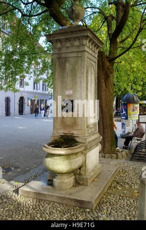 Gmina Skofja Loka, Skofja Loka, Slowenien, 25. September 2016: Mestni Trg (Stadtplatz), Stein-Brunnen aus dem Jahr 1883. Stockfoto