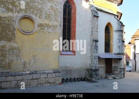 Gmina Skofja Loka, Skofja Loka, Slowenien, 25. September 2016: Cankarjev Trg (Cankariev Platz), Pfarrkirche. Stockfoto