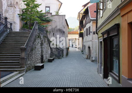 Gmina Skofja Loka, Skofja Loka, Slowenien, 25. September 2016: Altstadt, Blazeva Straße. Typische Architektur. Stockfoto