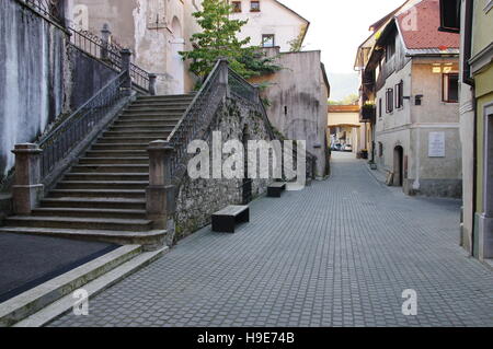 Gmina Skofja Loka, Skofja Loka, Slowenien, 25. September 2016: Altstadt, Blazeva Straße. Typische Architektur. Stockfoto