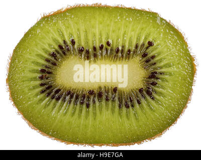 Schneiden Sie in halben Kiwis isoliert auf weißem Hintergrund Stockfoto
