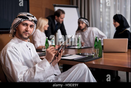 Schöner bärtigen arabischen Mann in der Gruppe arbeiten Stockfoto