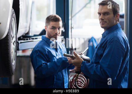 Erwachsenen konzentrierte Machanic Auto Radwechsel Stockfoto