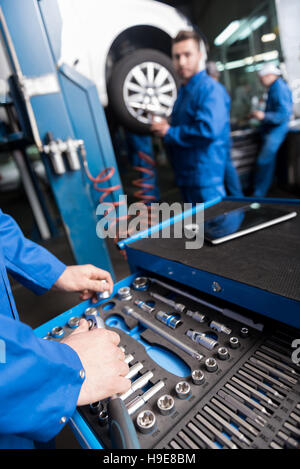 Professionelle Kfz-Mechaniker usin Werkzeuge Stockfoto