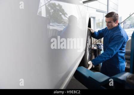 Professionelle Mann wechselnden Autoreifen Stockfoto