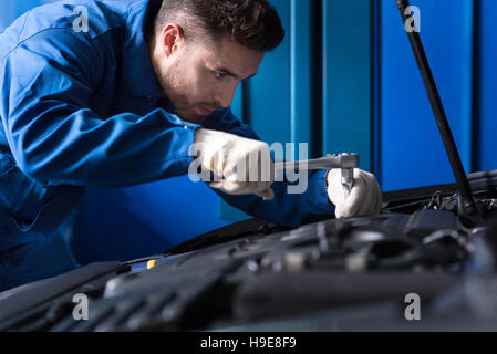 Mechanische Reparatur von Auto-Motor konzentriert Stockfoto