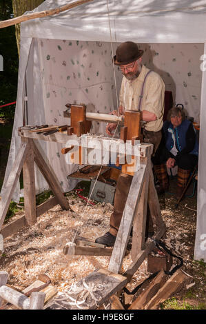 Ein Mann mit einem altmodischen Drechselbank auf der Royal Norfolk Show im Showground, Norwich, Norfolk, England, Großbritannien, Uk Stockfoto