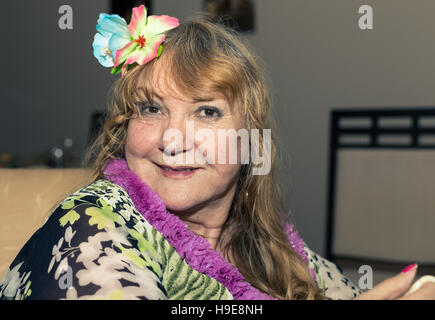 Kaukasische senior schöne Frau am Sonntag Nachmittag zu genießen. Stockfoto