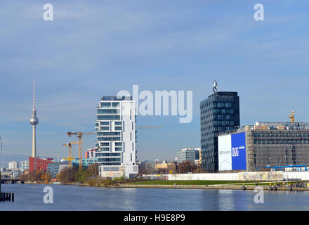 Stadtbild-Blick über die Spree vom Bezirk Kreuzberg mit dem Fernsehturm im Hintergrund, Berlin, Deutschland Stockfoto