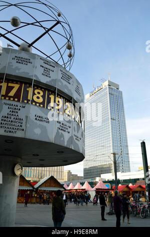 Berlin Alexanderplatz mit Weltzeituhr (Weltzeituhr) und Park Inn Hotel im Hintergrund, Berlin, Deutschland Stockfoto