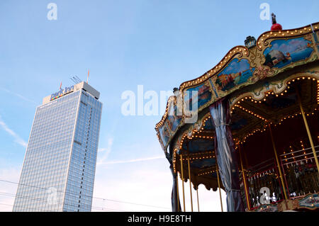 Das Park Inn Hotel am Berliner Alexanderplatz mit einem Karussell im Vordergrund, Deutschland Stockfoto