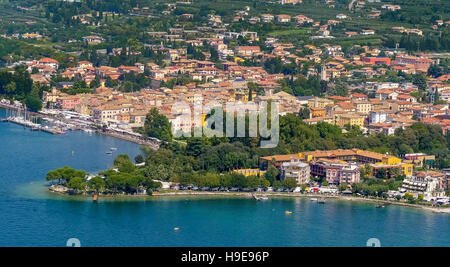 Luftaufnahme, Bardolino mit Segelbooten, Lido Mirabello Beach, Gardasee, Lago di Garda, Bardolino, Nord-Italien, Veneto, Italien Stockfoto