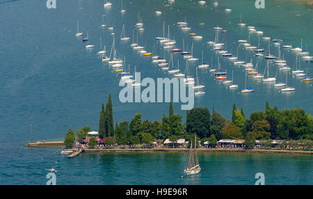 Luftaufnahme, Bardolino mit Segelbooten, Lido Strandurlaub, Gardasee, Lago di Garda, Bardolino, Nord-Italien, Veneto, Italien, Stockfoto