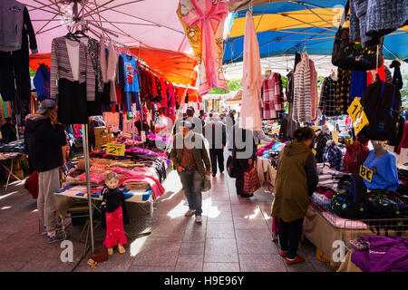 Straßenmarkt in Belleville, Paris, Frankreich Stockfoto