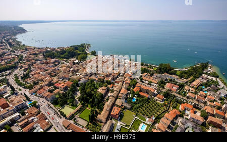 Bardolino mit Segelbooten, Gardasee, Lago di Garda, Bardolino, Nord-Italien, Veneto, Italien, IT Europa Luftaufnahme Vögel-Augen Stockfoto