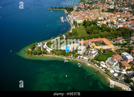 Luftaufnahme, Bardolino mit Segelbooten, Lido Mirabello Beach, Gardasee, Lago di Garda, Bardolino, Nord-Italien, Veneto, Italien Stockfoto