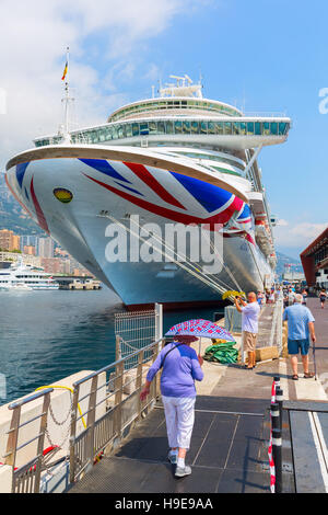 Monaco, Monaco - 30. Juli 2016: Kreuzfahrtschiff MV Azura in Hafen von Monaco. MV Azura ist die zweitgrößte der acht Schiffe derzeit im Dienst mit Pa Stockfoto
