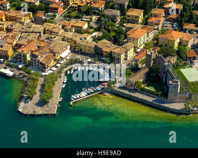 Luftaufnahme, Hafen von Torri del Benaco, Gardasee, Lago di Garda, Torri del Benaco, Nord-Italien, Veneto, Italien, IT Europe Stockfoto